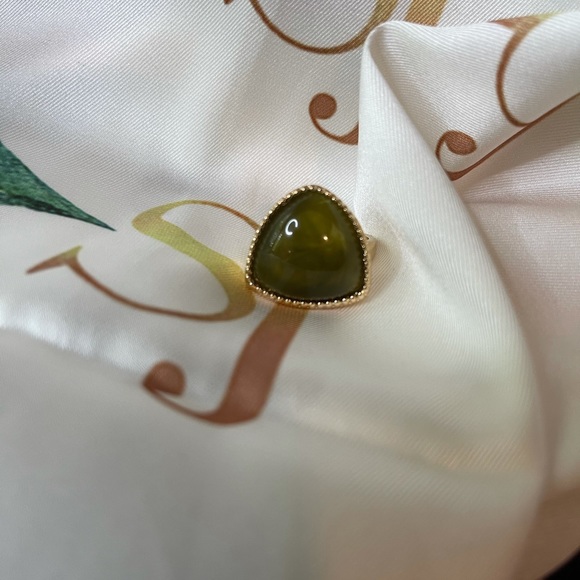 Triangle shaped ring - Picture 4 of 4